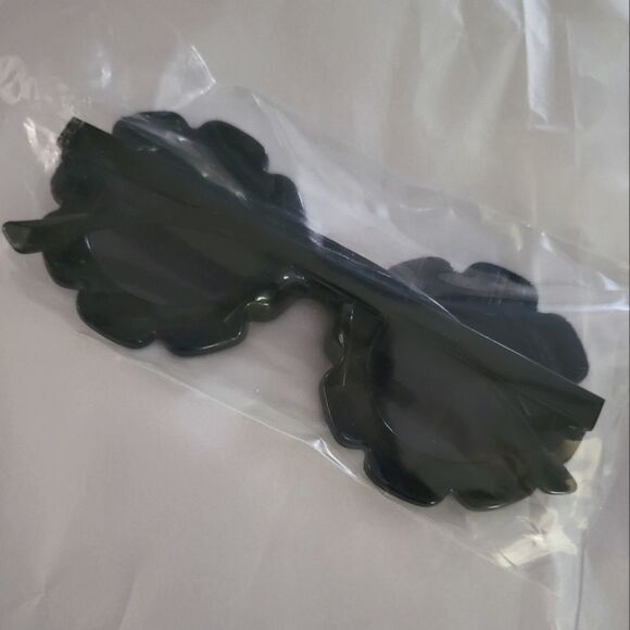 NEW! Kids Round Flower Sunglasses, Cute Daisy Glasses for Toddler Girls Age 2-4 - Picture 5 of 9